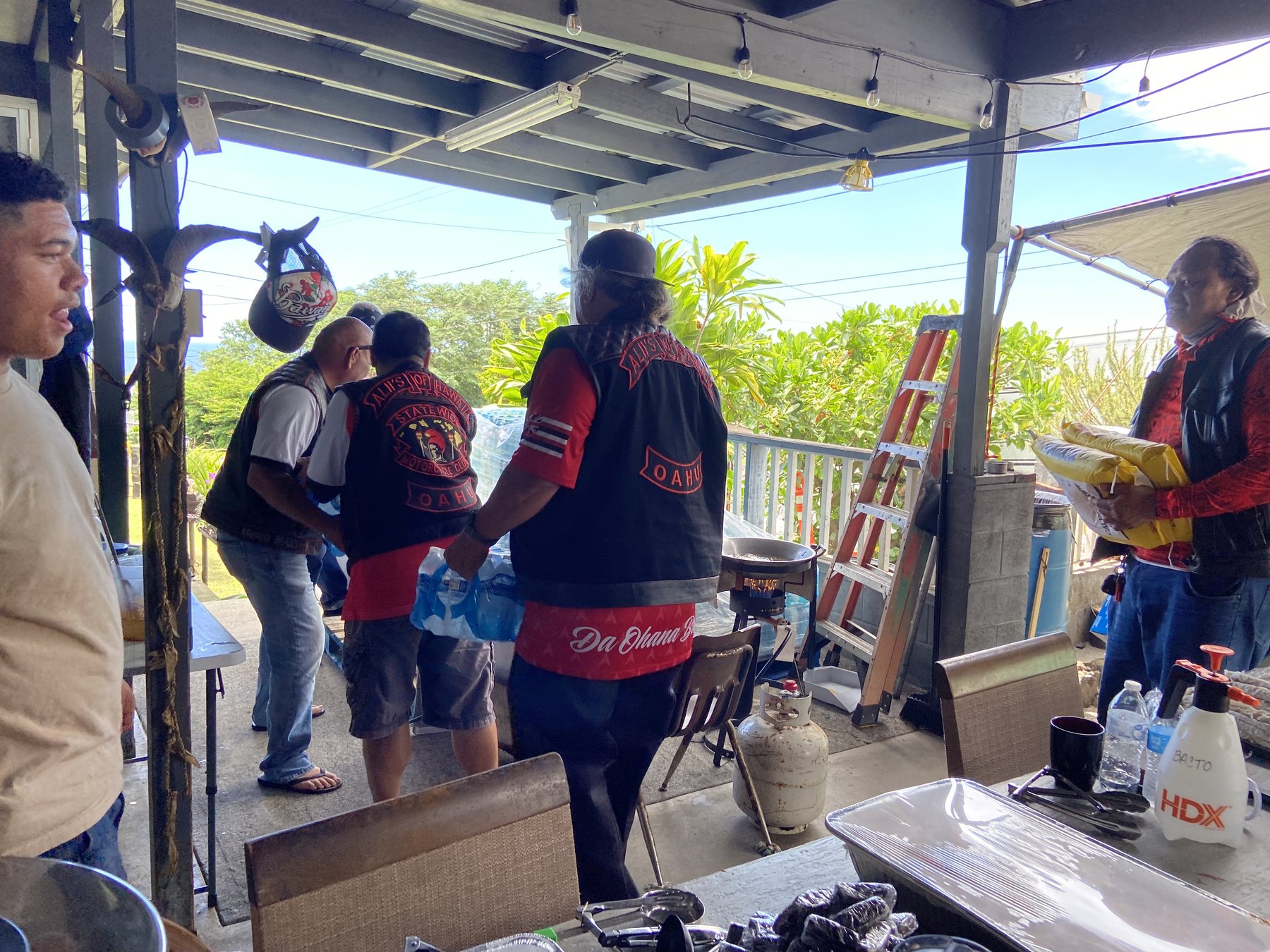 Aliʻi’s members work with volunteers under the canopy